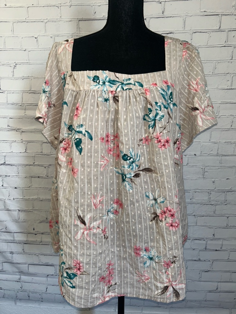 NWT size 4x Torrid Beige Floral Square-Neck Tunic with Pink & Teal Accents